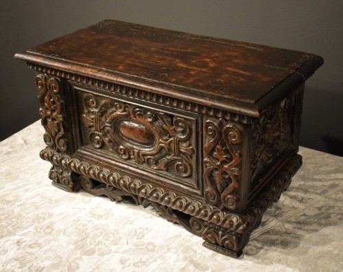 Renaissance - Small carved chest of the Italian Renaissance - Lombardy 16th century